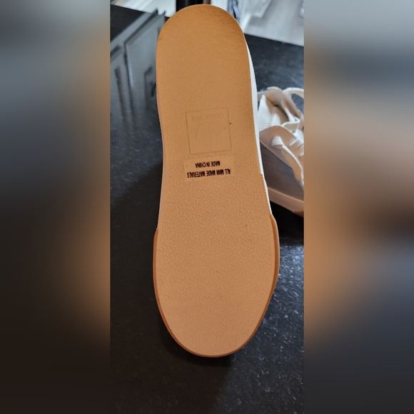 Dolce Vita Sneakers - Picture 3 of 3